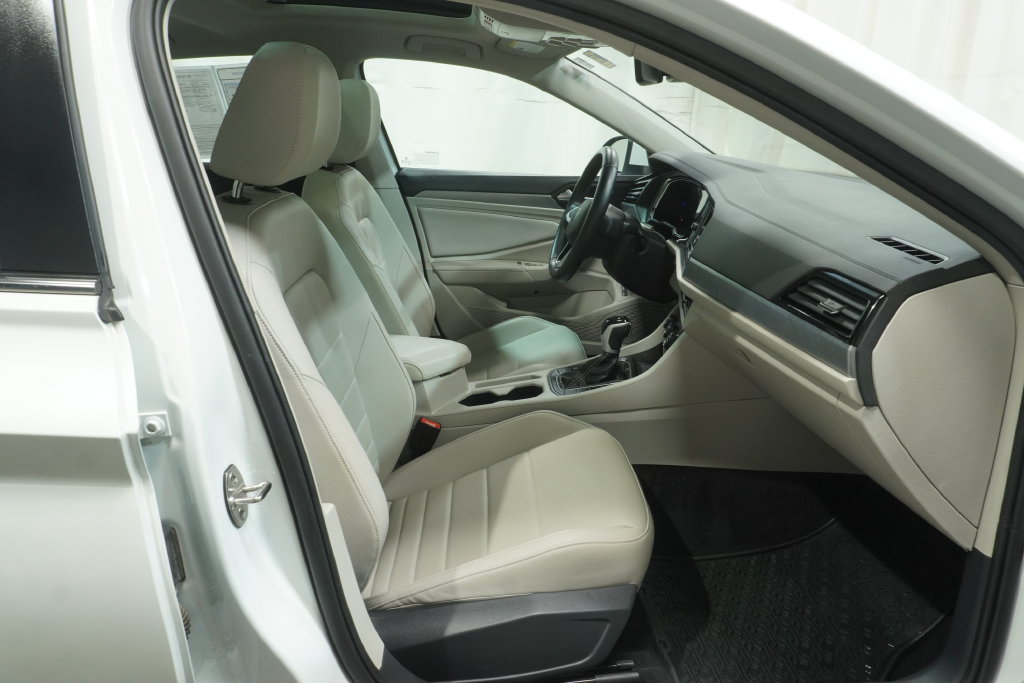 Used 2023 Volkswagen Jetta SE FWD image 9