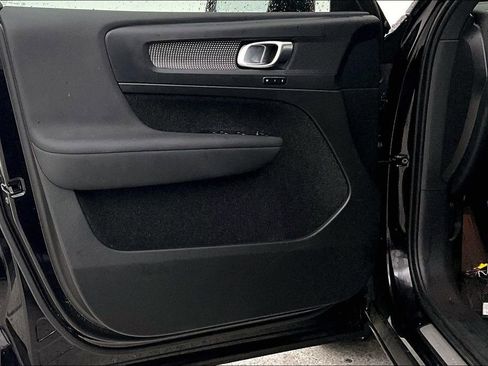 Certified 2025 Volvo XC40 B5 Plus image 23