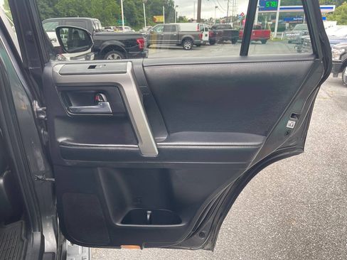 Used 2017 Toyota 4Runner SR5 AWD/4WD image 32