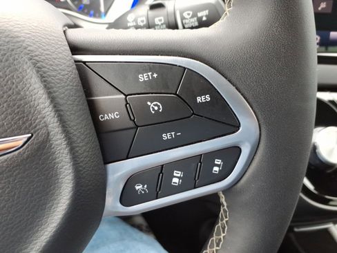 Used 2025 Chrysler Pacifica Select FWD image 18