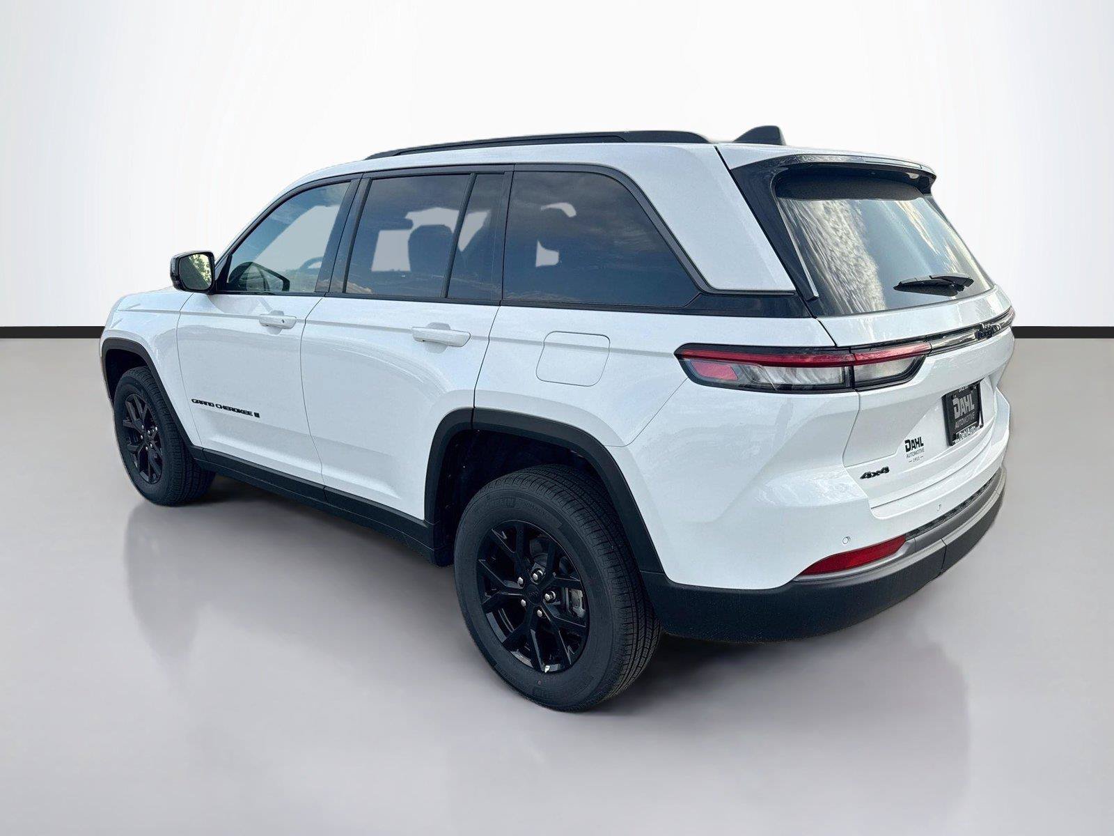 Used 2026 Jeep Grand Cherokee Altitude AWD/4WD image 9