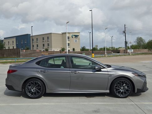Used 2025 Toyota Camry SE w/ Convenience Package image 2