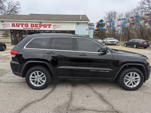 Used 2018 Jeep Grand Cherokee Laredo image 2