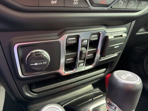 Used 2021 Jeep Wrangler Unlimited Sahara image 32