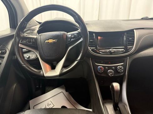 Used 2018 Chevrolet Trax LT w/ LT Convenience Package image 4