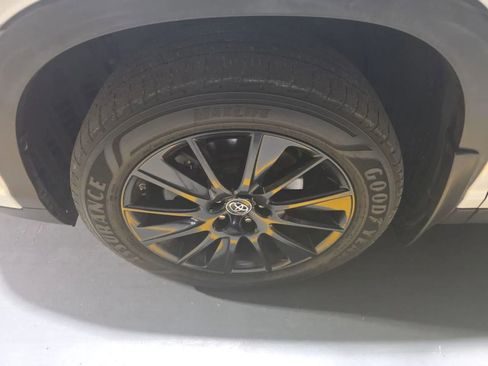 Used 2019 Toyota Highlander SE image 7