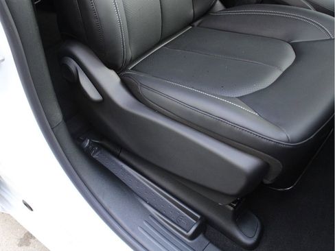 New 2026 Chrysler Pacifica Select FWD image 26