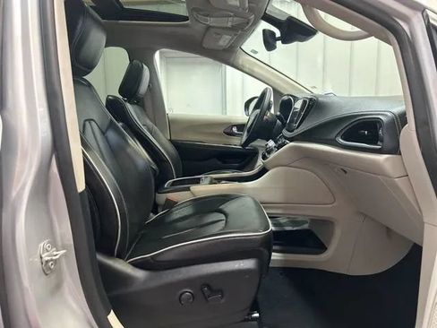 Used 2024 Chrysler Pacifica Limited FWD image 20