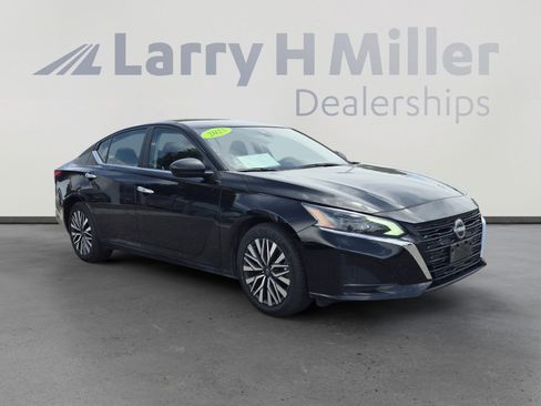 Used 2025 Nissan Altima 2.5 SV FWD image 7