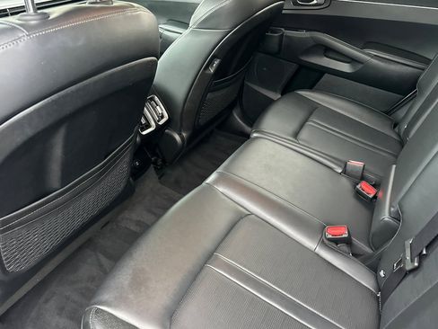 Used 2024 Kia Sorento S image 4