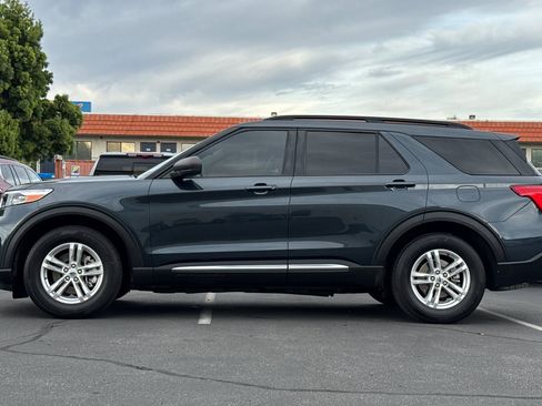 Used 2022 Ford Explorer XLT w/ Equipment Group 202A image 8