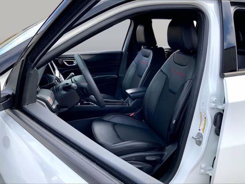 Used 2025 Jeep Compass Trailhawk AWD/4WD image 8