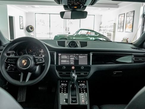 Certified 2025 Porsche Macan image 16