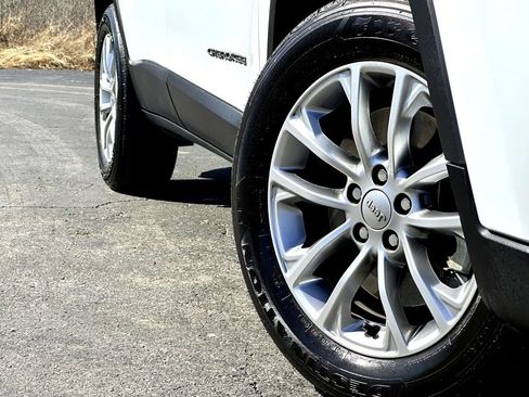 Used 2022 Jeep Cherokee Latitude Lux image 3