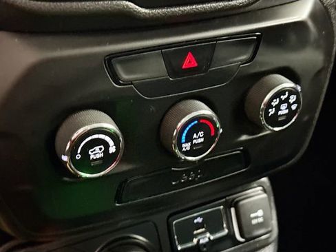 Used 2019 Jeep Renegade Sport image 16