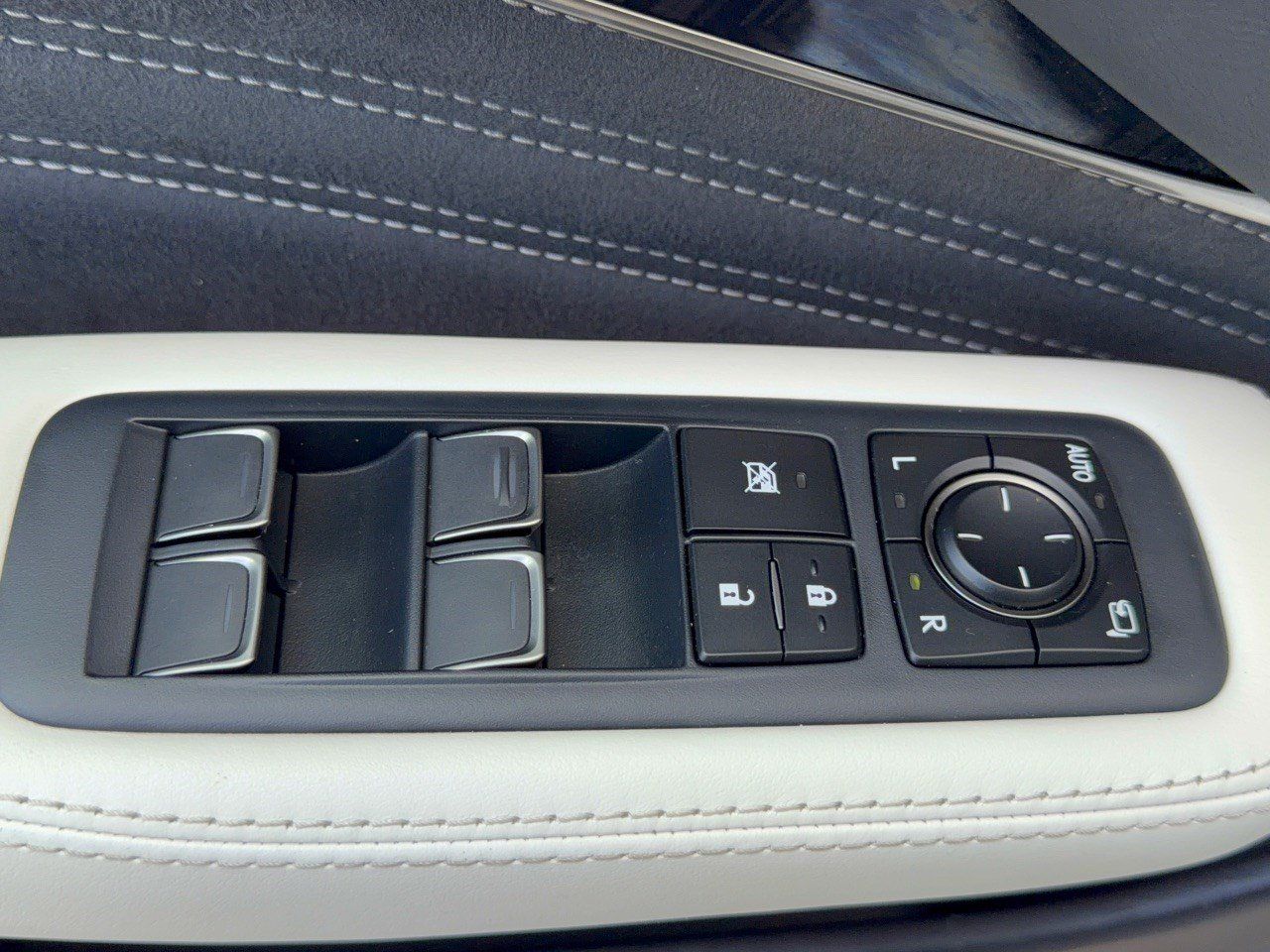 Used 2023 Lexus LS 500 w/ Interior Upgrade Package RWD image 15