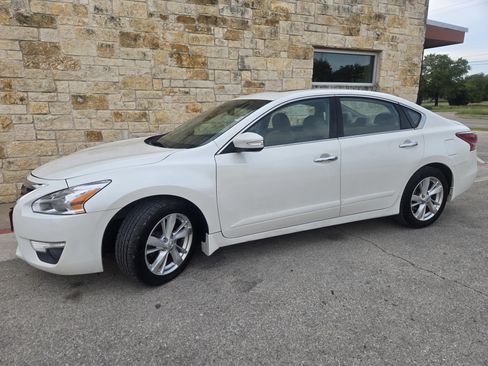 Used 2013 Nissan Altima 2.5 SL w/ Technology Pkg image 2