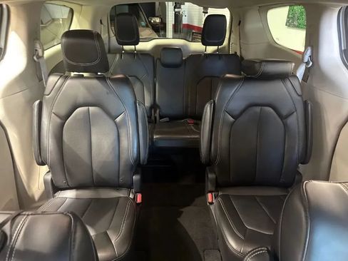 Used 2023 Chrysler Pacifica Touring-L FWD image 35