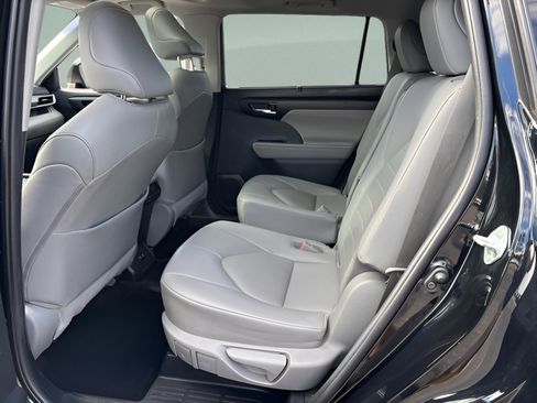 Used 2020 Toyota Highlander XLE image 11