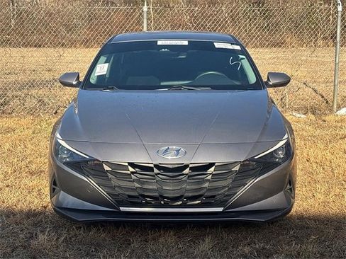 Used 2023 Hyundai Elantra SE image 3