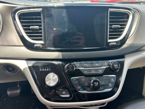 Used 2024 Chrysler Pacifica Touring-L FWD image 30