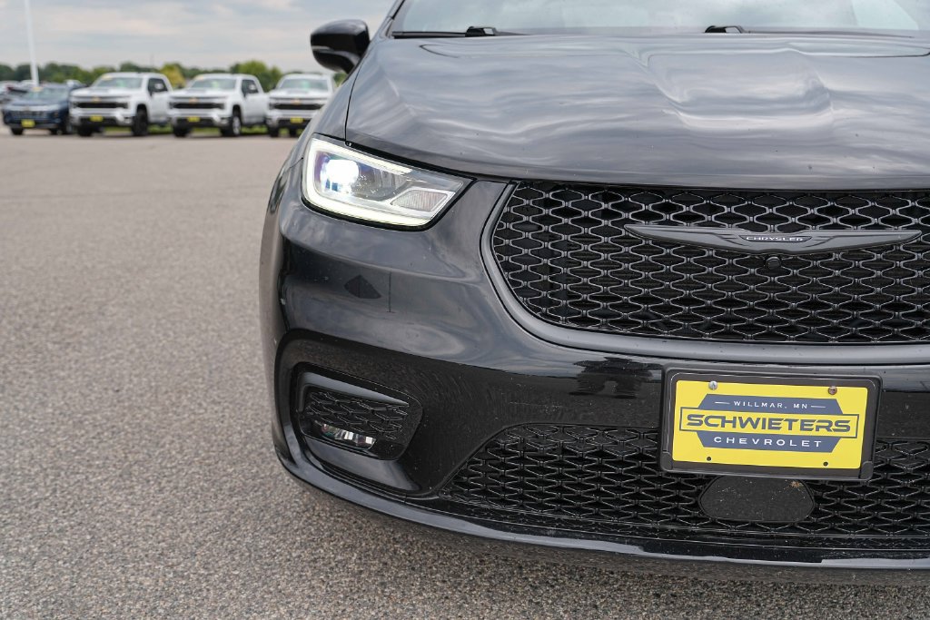 Used 2025 Chrysler Pacifica Limited FWD image 4