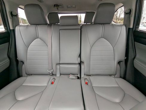 Used 2023 Toyota Highlander XLE image 21