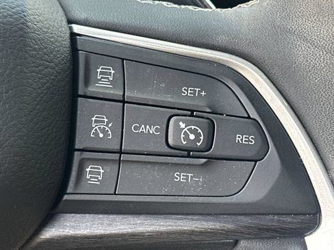 Used 2023 Jeep Grand Cherokee Limited w/ Trailer Tow Prep Group (B) AWD/4WD image 28
