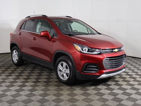 Used 2020 Chevrolet Trax LT image 2