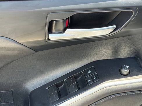 Used 2020 Toyota Highlander XLE FWD image 7