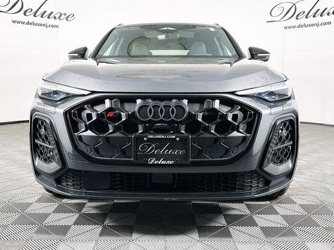 Used 2025 Audi SQ5 Premium Plus w/ Premium Plus Package image 2
