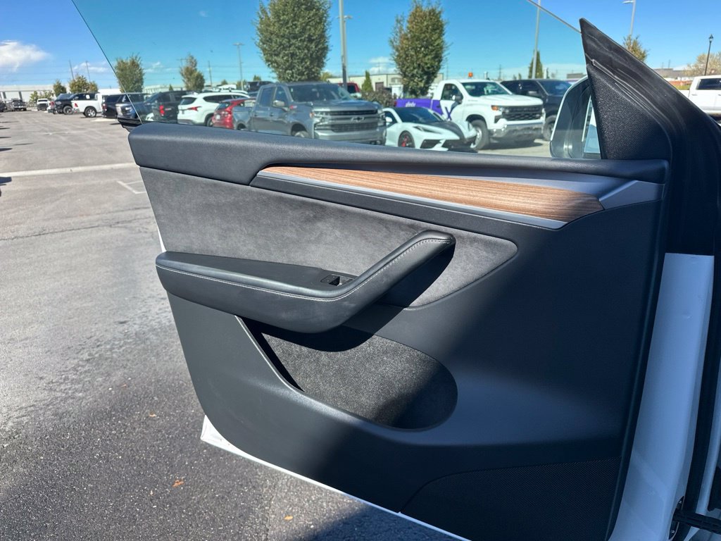 Used 2025 Tesla Model Y Long Range AWD/4WD image 16