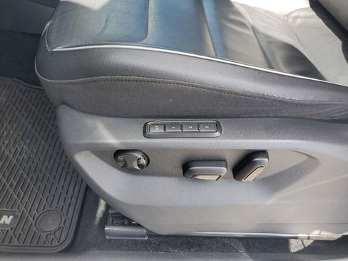 Used 2018 Volkswagen Tiguan SEL Premium image 14