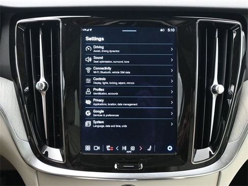 Used 2024 Volvo V60 B5 Cross Country Plus image 15