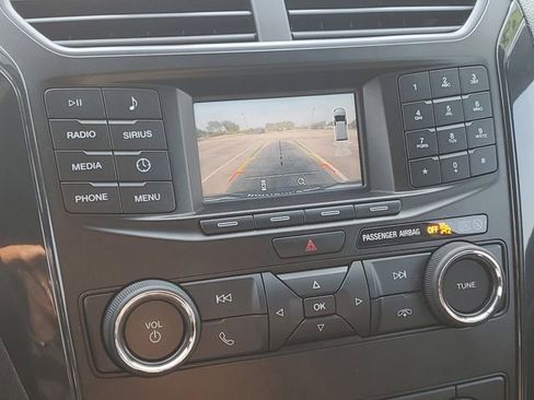 Used 2018 Ford Explorer XLT image 24