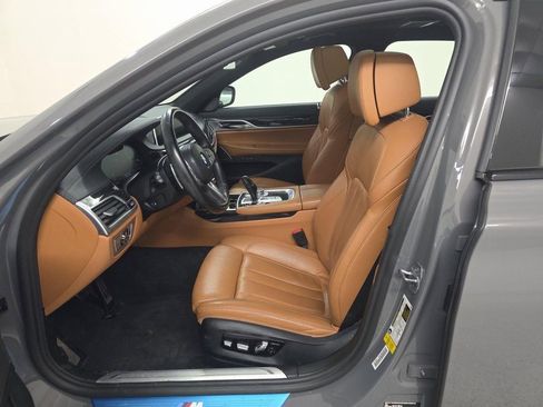 Used 2022 BMW 740i w/ M Sport Package image 4