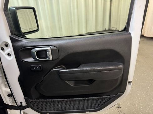 Used 2022 Jeep Gladiator Rubicon w/ Cold Weather Group image 28