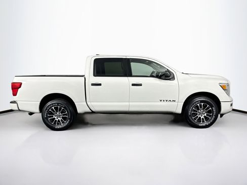 Used 2022 Nissan Titan SV image 12