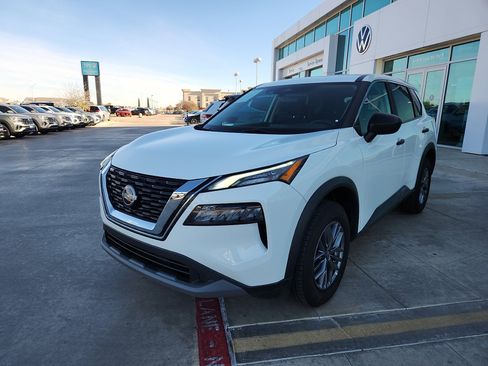 Used 2023 Nissan Rogue S image 3