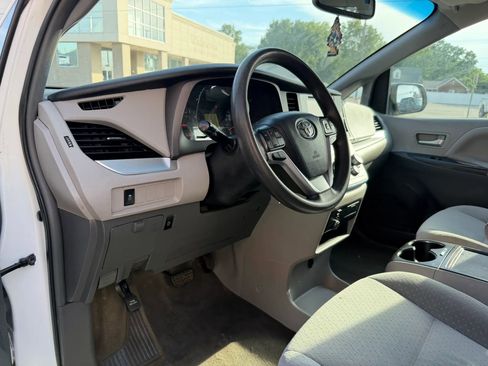 Used 2017 Toyota Sienna LE FWD image 20