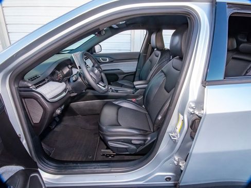 Used 2025 Jeep Compass Latitude image 33