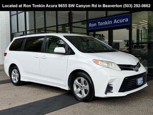 Used 2018 Toyota Sienna LE FWD image 1
