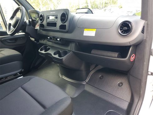 Used 2025 Mercedes-Benz Sprinter 2500 image 9
