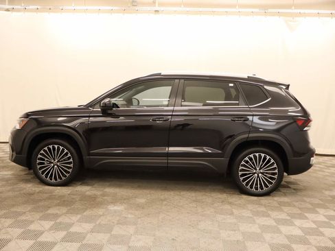 Used 2025 Volkswagen Taos SE w/ Panoramic Sunroof Package FWD image 2