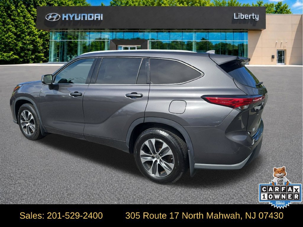 Used 2022 Toyota Highlander XLE AWD/4WD image 3