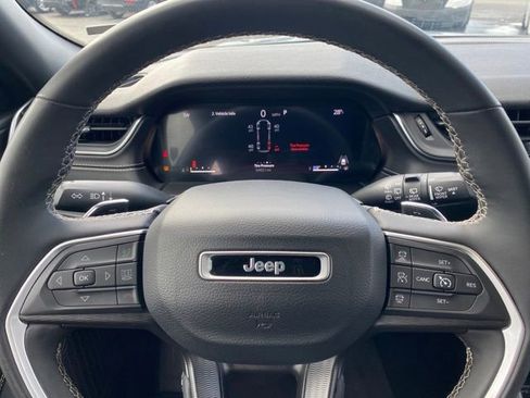 Used 2023 Jeep Grand Cherokee L Laredo image 8