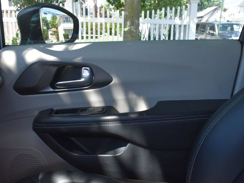 Used 2024 Chrysler Pacifica Limited FWD image 16