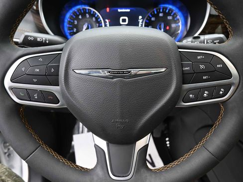 Used 2022 Chrysler Pacifica Pinnacle image 5