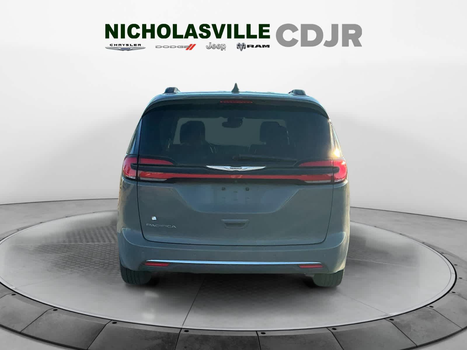 Used 2022 Chrysler Pacifica Touring-L FWD image 4