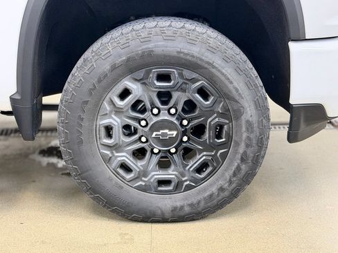 Used 2022 Chevrolet Silverado 2500 LTZ w/ LTZ Plus Package AWD/4WD image 5